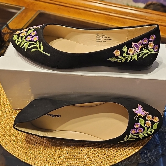 Serengeti Shoes - Serengeti Black Flats with Floral Embroidery